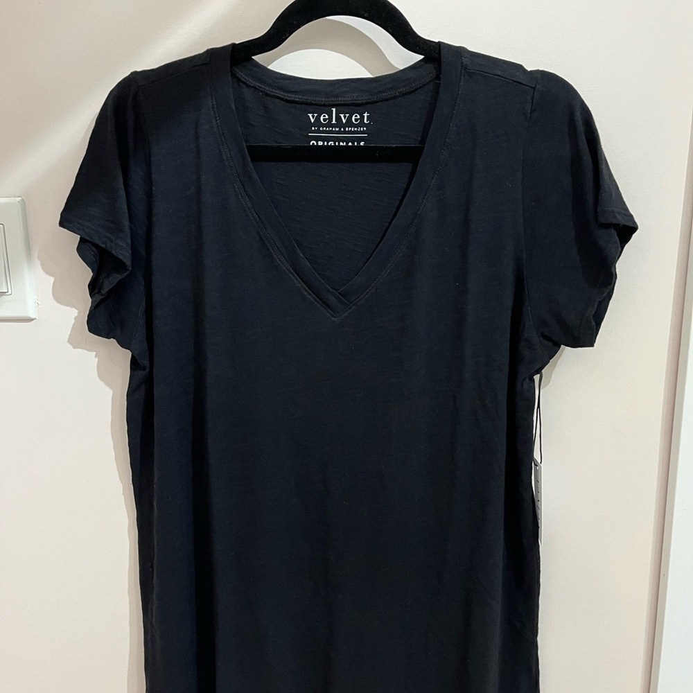 Velvet by Graham & Spencer Black Fitted Short Sleeve V-neck Tee